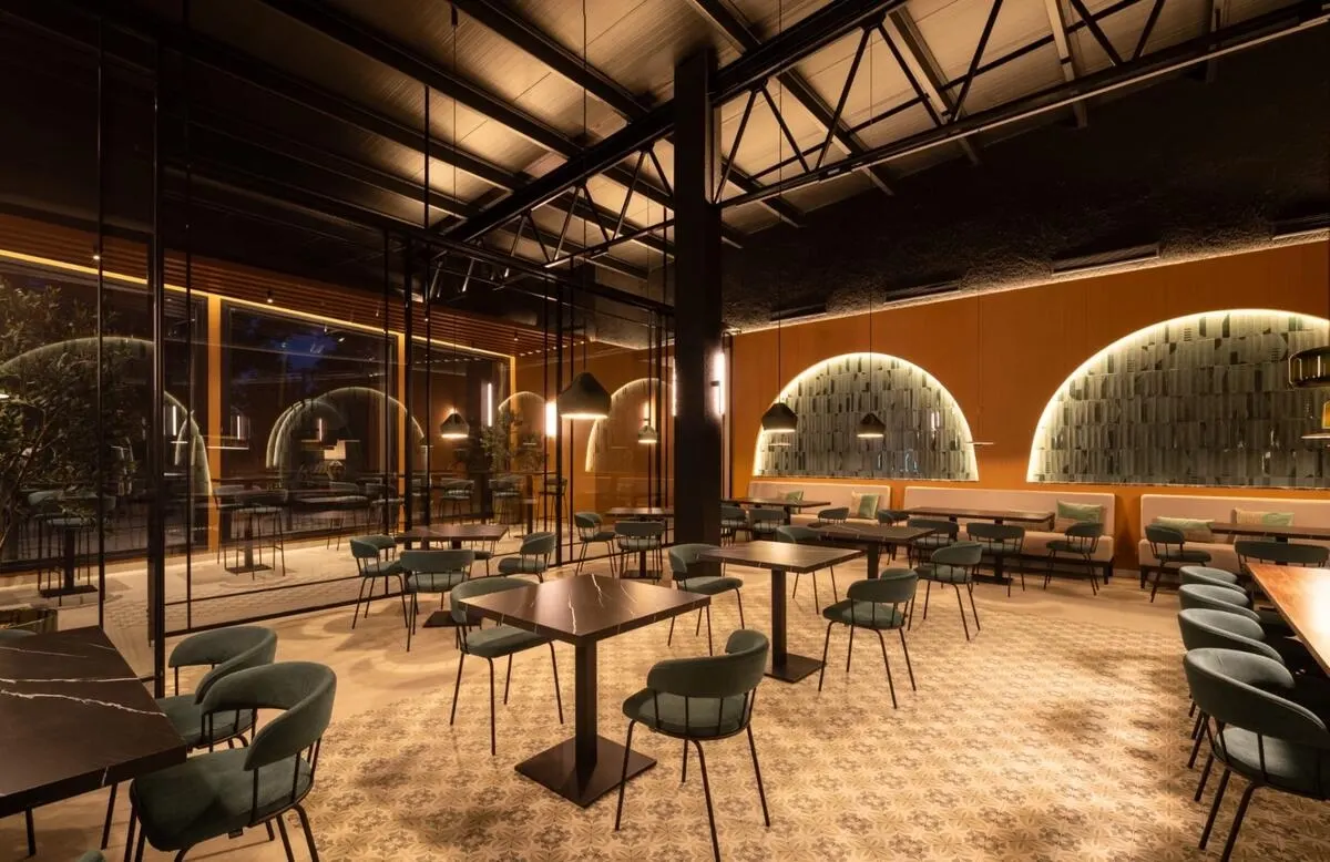 Interior del restaurante AMA en Granada con iluminación cálida y materiales naturales, proyecto de AG Interiorismo