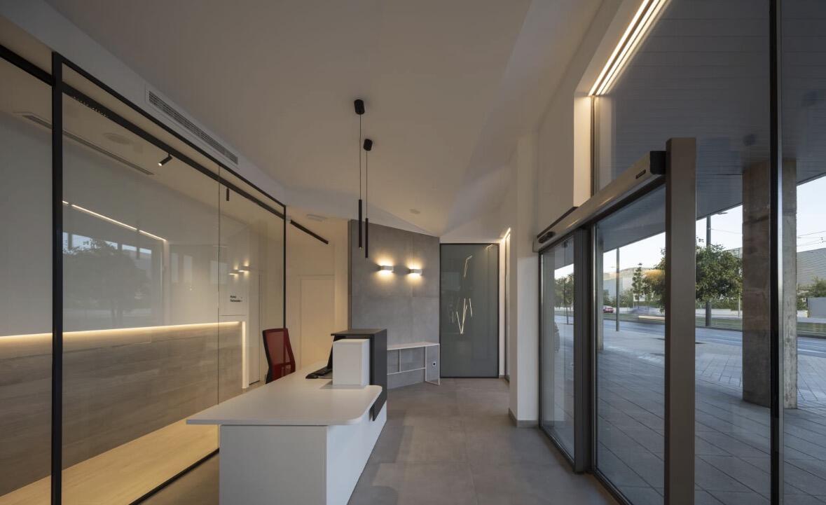 Oficinas de CTT Express en Granada con mobiliario y equipamiento integral, proyecto de AG Interiorismo